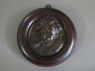 A circular bronze plaque of an Elizabethan gentleman 5"