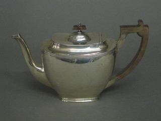 An oval silver teapot with beach handle, Sheffield 1930 16 ozs