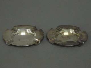 A pair of silver ashtrays, Birmingham 1918 2 1/2 ozs
