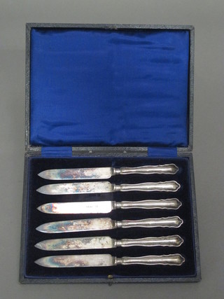 An Edwardian set of 6 silver handled tea knives, Sheffield 1904