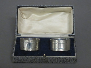 A pair of silver napkin rings, Chester 1911, cased