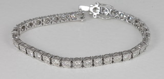 An 18ct white gold bracelet set diamonds, approx 4.21ct  ILLUSTRATED