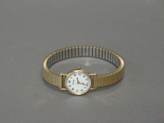 A lady's wristwatch contained in a 9ct gold case