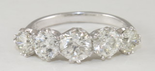 An 18ct white gold dress ring set 5 diamonds, approx 2.96ct