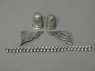 2 silver thimbles, a small silver chain etc
