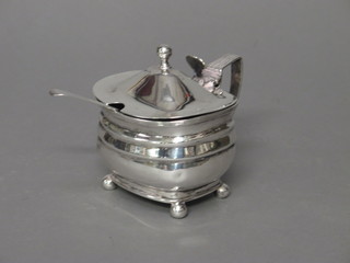 A George III silver mustard pot with hinged lid and blue glass liner, slight chip to liner, raised on bun feet, London 1807 and a  fiddle pattern mustard spoon, 4 1/2 ozs