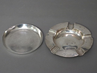 A circular silver dish, London 1924 and a circular silver ashtray, 5 ozs