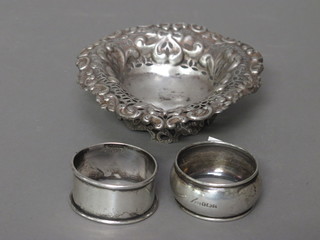 A Victorian pierced silver heart shaped dish Birmingham 1894  and 2 silver napkin rings, 2 ozs