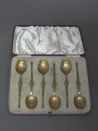 A set of 6 silver gilt anointing spoons, Birmingham, cased 2 ozs