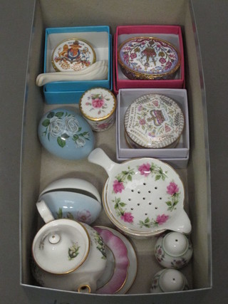 3 Buckingham Palace trinket boxes, a Crown Windsor tea  strainer etc