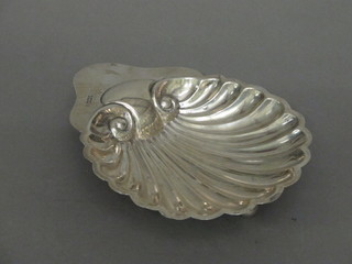 A silver scallop shaped butter dish, Sheffield 1907, 2 ozs