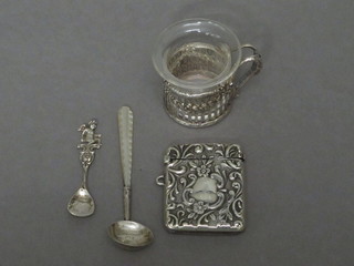 An Edwardian embossed silver vesta case, Chester 1904 together with a Continental pierced silver miniature tankard with glass  liner and 2 mustard spoons