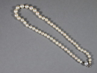 A cultured pearl necklet