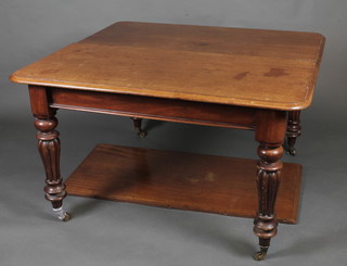 A Victorian mahogany extending dining table raised on turned  and reeded supports with 1 extra leaf