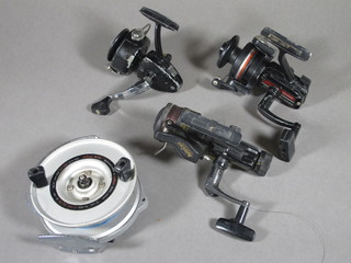 A Daiwa 272 centre pin fishing reel 4 1/2", a Daiwa Harrier auto match reel, a Silstar ET2040 fishing reel and 1 other