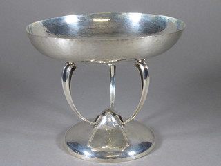 An Art Nouveau circular silver planished bowl, London 1906 15  1/2 ozs  ILLUSTRATED