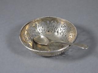 A circular pierced silver dish Birmingham 1946 3", together with an Edwardian silver salt spoon London 1900