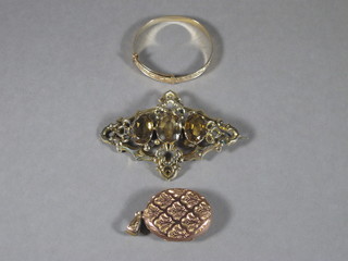 A pinchbeck brooch set 3 oval stones, a gilt locket and a gilt bangle