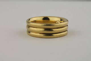 A gentleman's heavy 18ct gold dress ring set a diamond