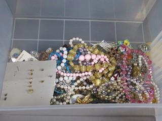 A quantity of costume jewellery