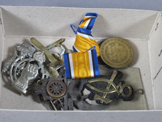 A pair - British War medal and Victory medal to 114390 Gunner  E G Pettitt Royal Artillery, a Royal Artillery Officer's cap  badge, a Royal Armoured Corps badge and various other cap  badges