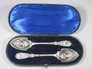 A pair of Edwardian silver plated jam spoons, cased,