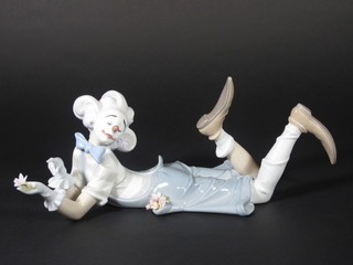 A Lladro figure of a clown, base marked 6913 9"