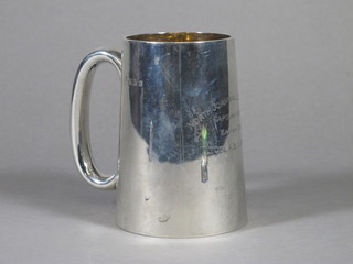 A silver 1 pint tankard, Birmingham 1929, 8 ozs   ILLUSTRATED