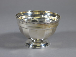 A circular silver sugar bowl Sheffield 1924, 4 ozs