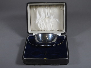 A silver twin handled porringer Birmingham 1920 4 ozs, cased