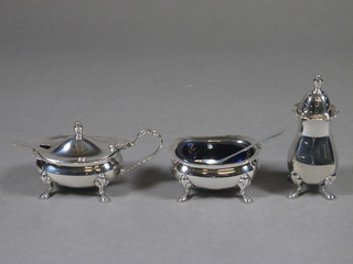 A modern silver 5 piece condiment set comprising mustard, salt  pepper and 2 condiment spoons, 4 ozs