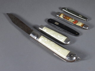 A folding 2 blade Jack knife and 4 pocket knives
