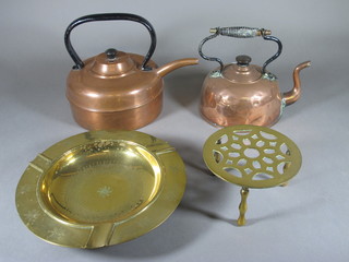 2 copper kettles, a large brass ashtray and a trivet