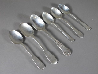 A Georgian silver fiddle pattern teaspoon, 1 other fiddle pattern teaspoon and 4 other silver teaspoons, 2 1/2 ozs