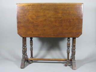 An Edwardian mahogany Sutherland table 24"w x 24"h x 6 1/2"d