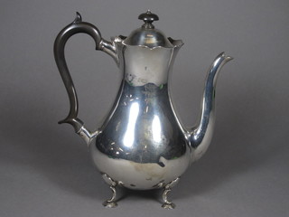 An Edwardian silver coffee pot, London 1909, 17 ozs