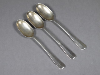 3 Edwardian silver fiddle and rat tail pattern coffee spoons, London 1908