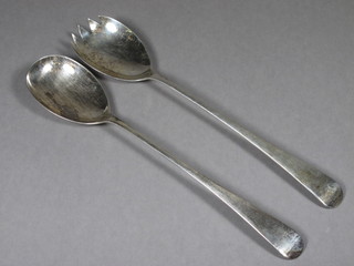 A pair of silver Old English pattern salad servers Sheffield 1926, 3 ozs