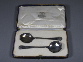 2 silver jam spoons, Sheffield 1925 by Mappin & Webb, cased
