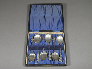 A set of 6 silver coffee spoons, the handles cast heads,  Birmingham 1913, 1 ozs, cased