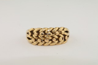 An 18ct gold keeper ring