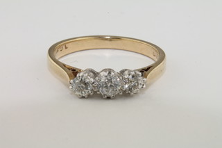 A lady's 9ct gold 3 stone diamond ring, approx 0.50ct