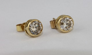 A pair of 18ct yellow gold stud earrings, approx 1ct