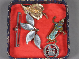 A 9ct gold leaf shaped brooch, 2 Sterling silver and enamelled brooches, a pierced brooch formed from a 1906 shilling and a bar  brooch