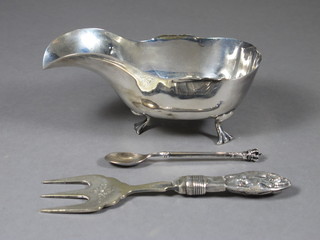 An Edwardian silver sauce boat, Birmingham 1905, handle f, 3  ozs together with a silver plated bread fork and teaspoon