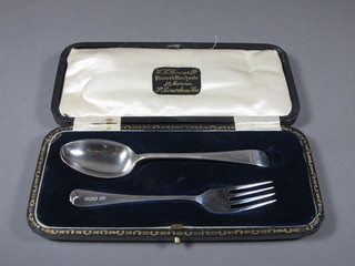 A silver Old English pattern 2 piece Christening set comprising  spoon and fork Sheffield 1923, 1 ozs, cased