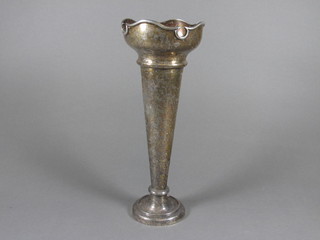 An Edwardian silver trumpet shaped vase London 1905, 9 ozs