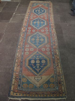 A Caucasian runner with 4 diamond shaped octagons to the  centre 139" x 35"