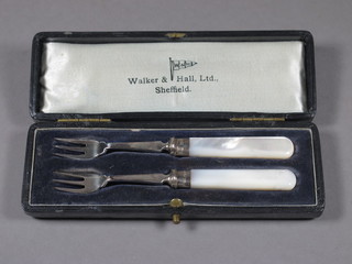 A pair of silver pickle forks with mother of pearl handles, Sheffield 1922, cased  ILLUSTRATED