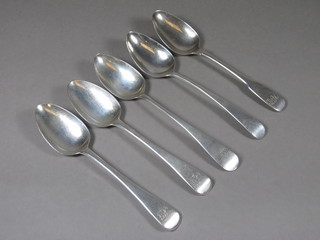 A pair of George IV silver Old English pattern pudding spoons, London 1827 and 2 Georgian silver Old English pattern pudding  spoons and a ditto fiddle pattern 4 1/2 ozs